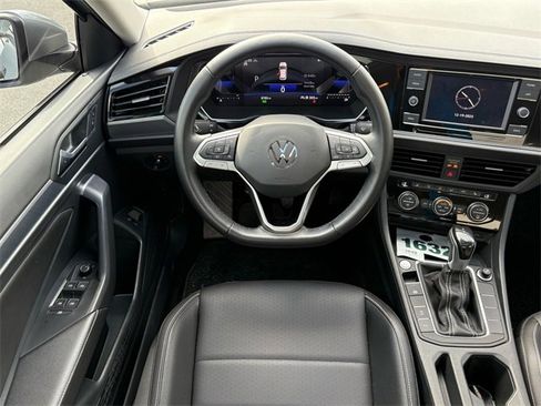 Used 2023 Volkswagen Jetta SE w/ Panoramic Sunroof Package image 9