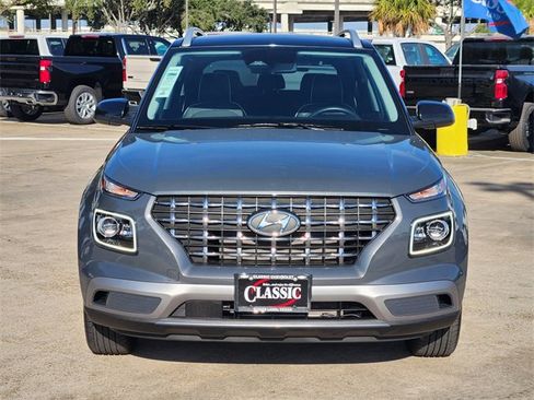 Used 2025 Hyundai Venue Limited image 2