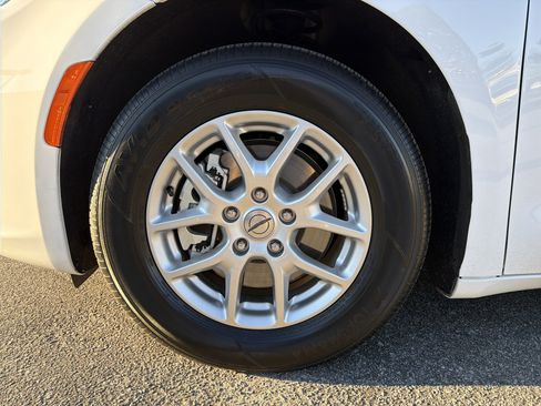 Used 2025 Chrysler Pacifica Select image 12