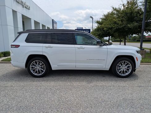 Used 2024 Jeep Grand Cherokee L Summit w/ Luxury Tech Group V AWD/4WD image 5