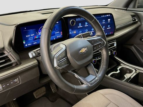 Used 2025 Chevrolet Traverse LT image 18