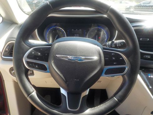 Used 2018 Chrysler Pacifica Touring-L image 15