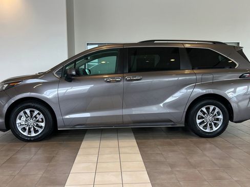 Used 2024 Toyota Sienna XLE image 7