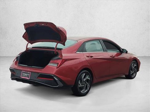 Used 2024 Hyundai Elantra Limited image 9