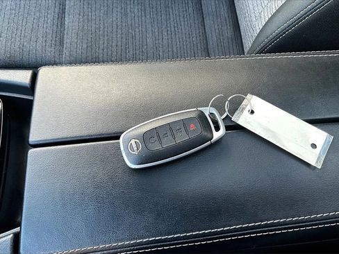 Used 2023 Nissan Rogue SV image 35