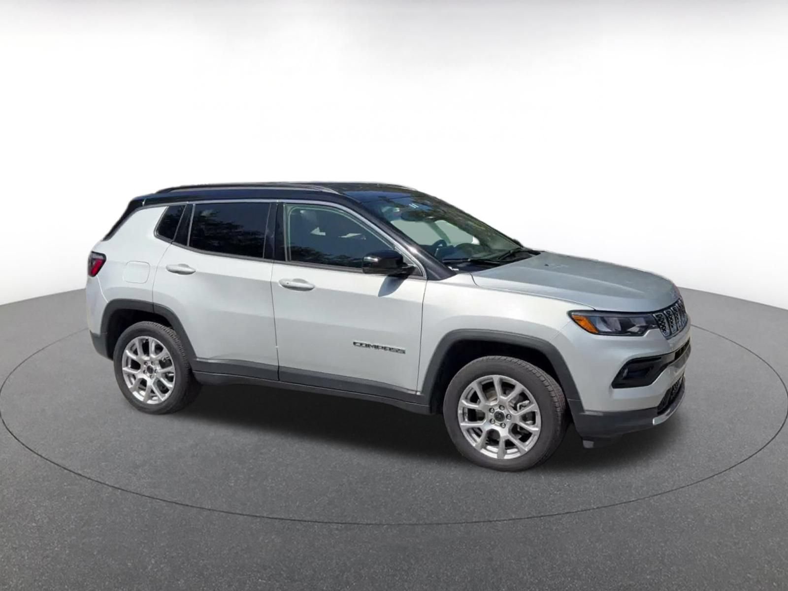 Used 2025 Jeep Compass Limited AWD/4WD image 2