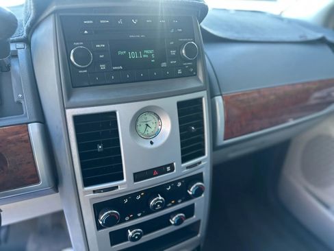 Used 2009 Chrysler Town & Country Touring FWD image 13