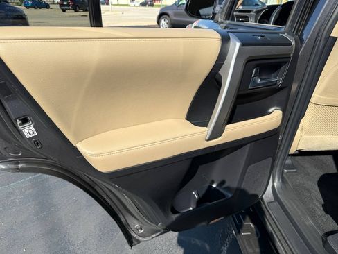 Used 2016 Toyota 4Runner SR5 AWD/4WD image 67