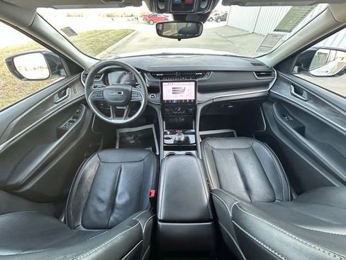 Used 2023 Jeep Grand Cherokee Limited w/ Black Appearance Package image 31