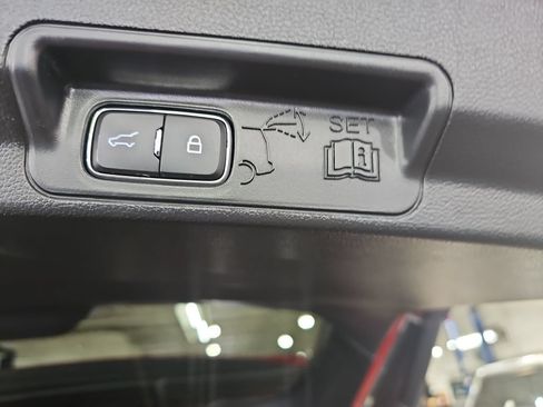 Used 2022 Ford Explorer XLT w/ Equipment Group 202A AWD/4WD image 18