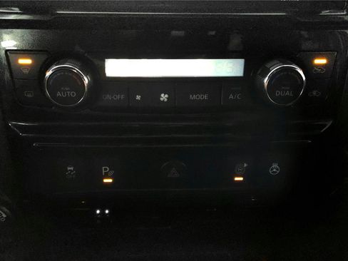 Used 2021 Nissan Titan PRO-4X w/ Pro-4x Convenience Package AWD/4WD image 37