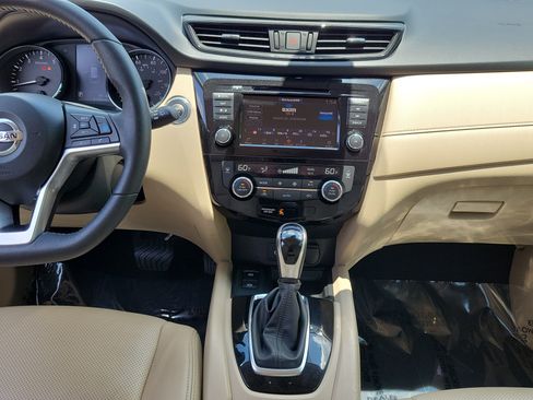 Used 2019 Nissan Rogue SV w/ Premium Package FWD image 20