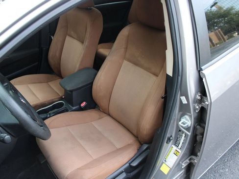 Used 2016 Toyota Corolla LE FWD image 7