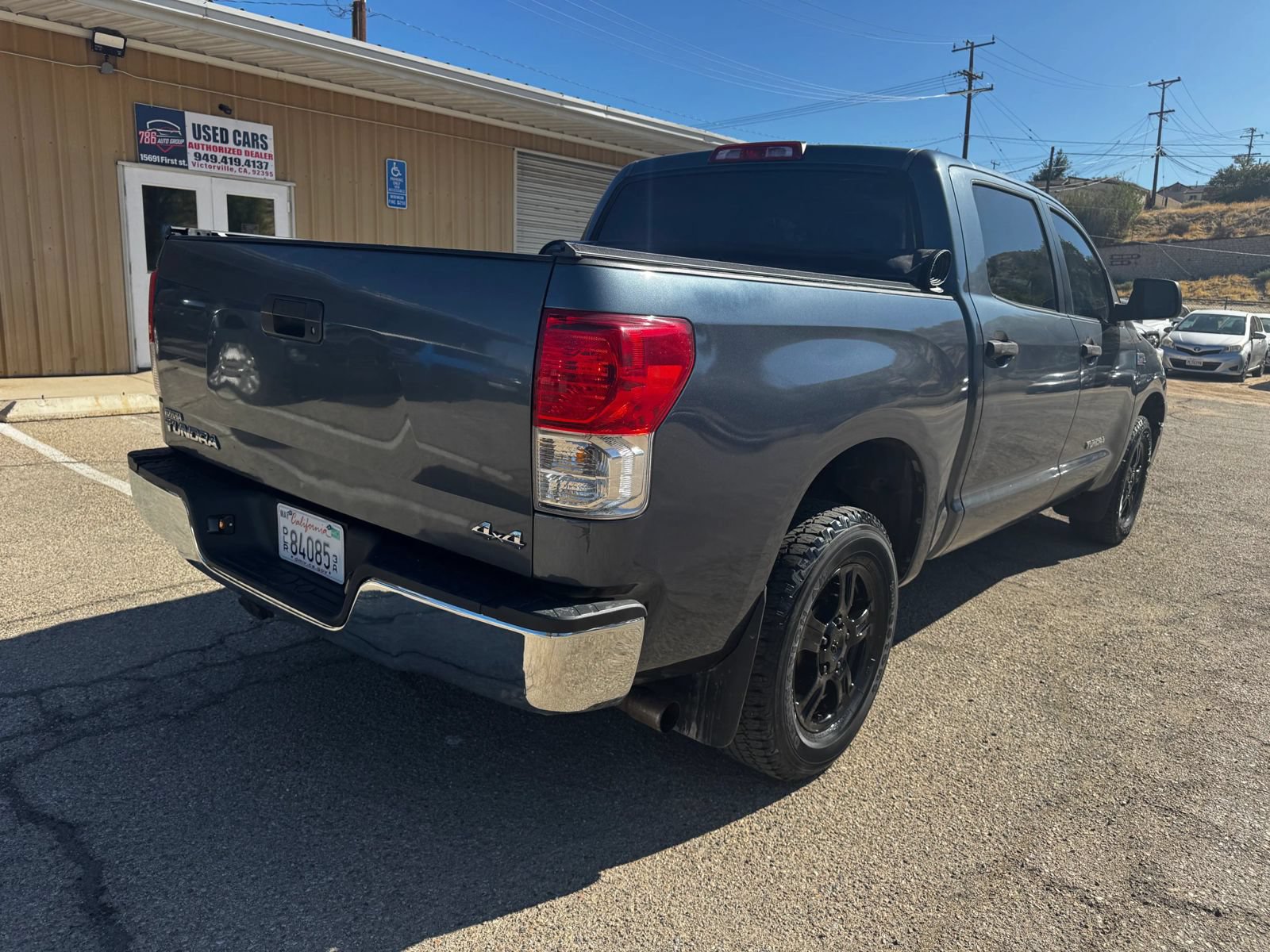 Used 2010 Toyota Tundra 4x4 CrewMax w/ Tow Pkg image 4