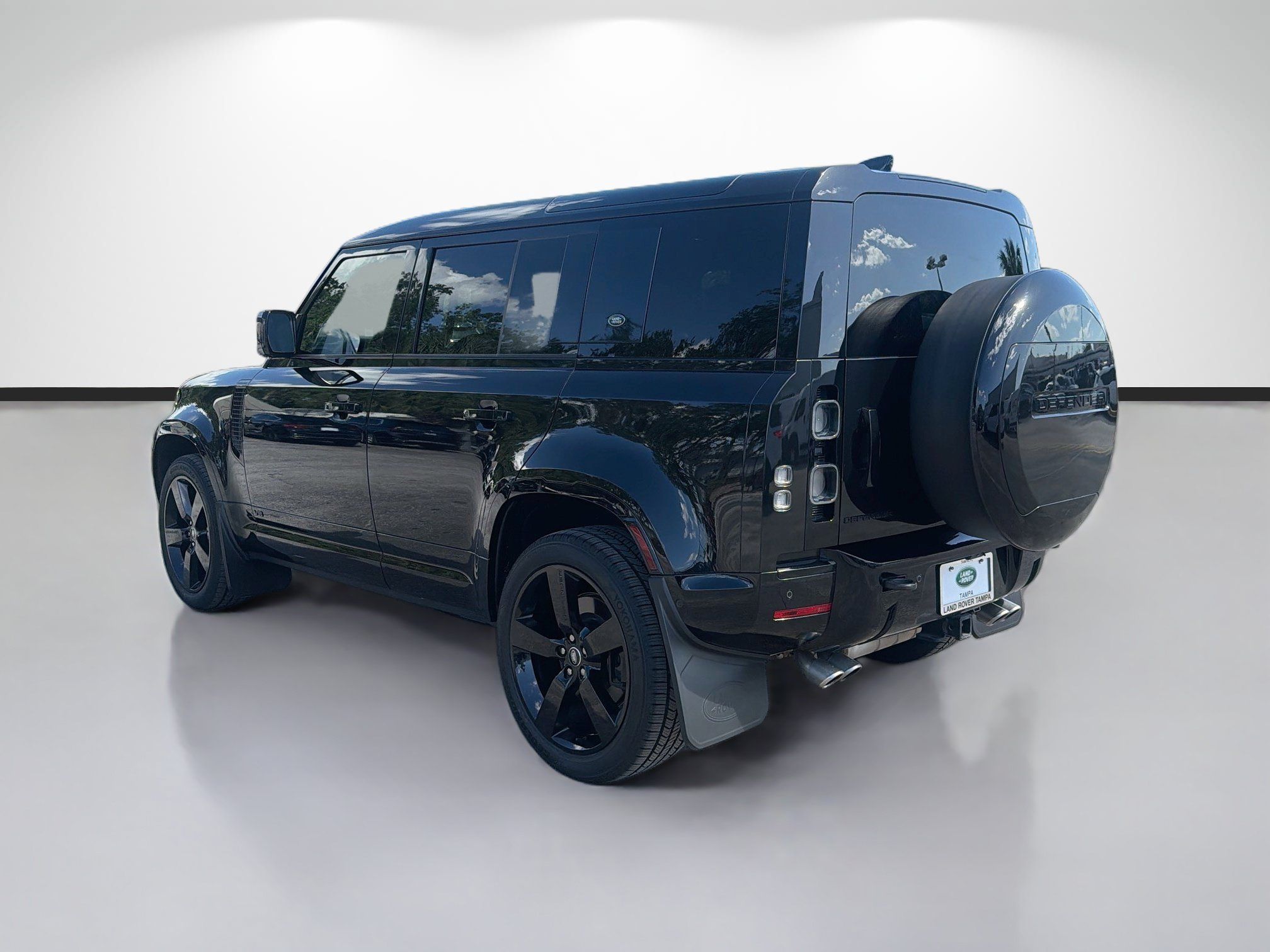 Used 2024 Land Rover Defender 110 V8 AWD/4WD image 3