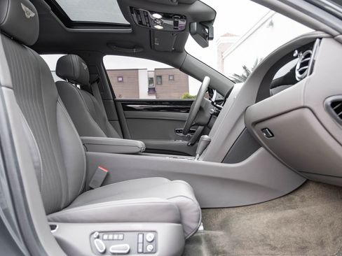 Used 2018 Bentley Flying Spur V8 image 38