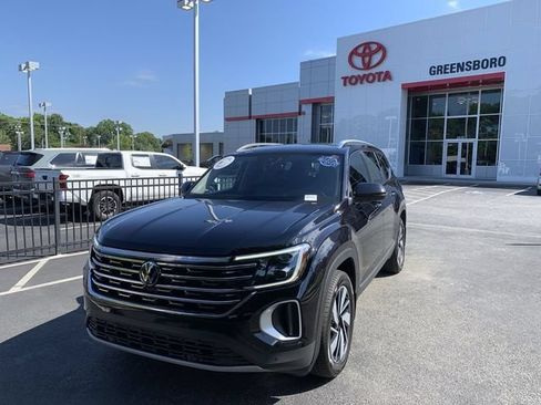 Used 2025 Volkswagen Atlas SEL AWD/4WD image 1