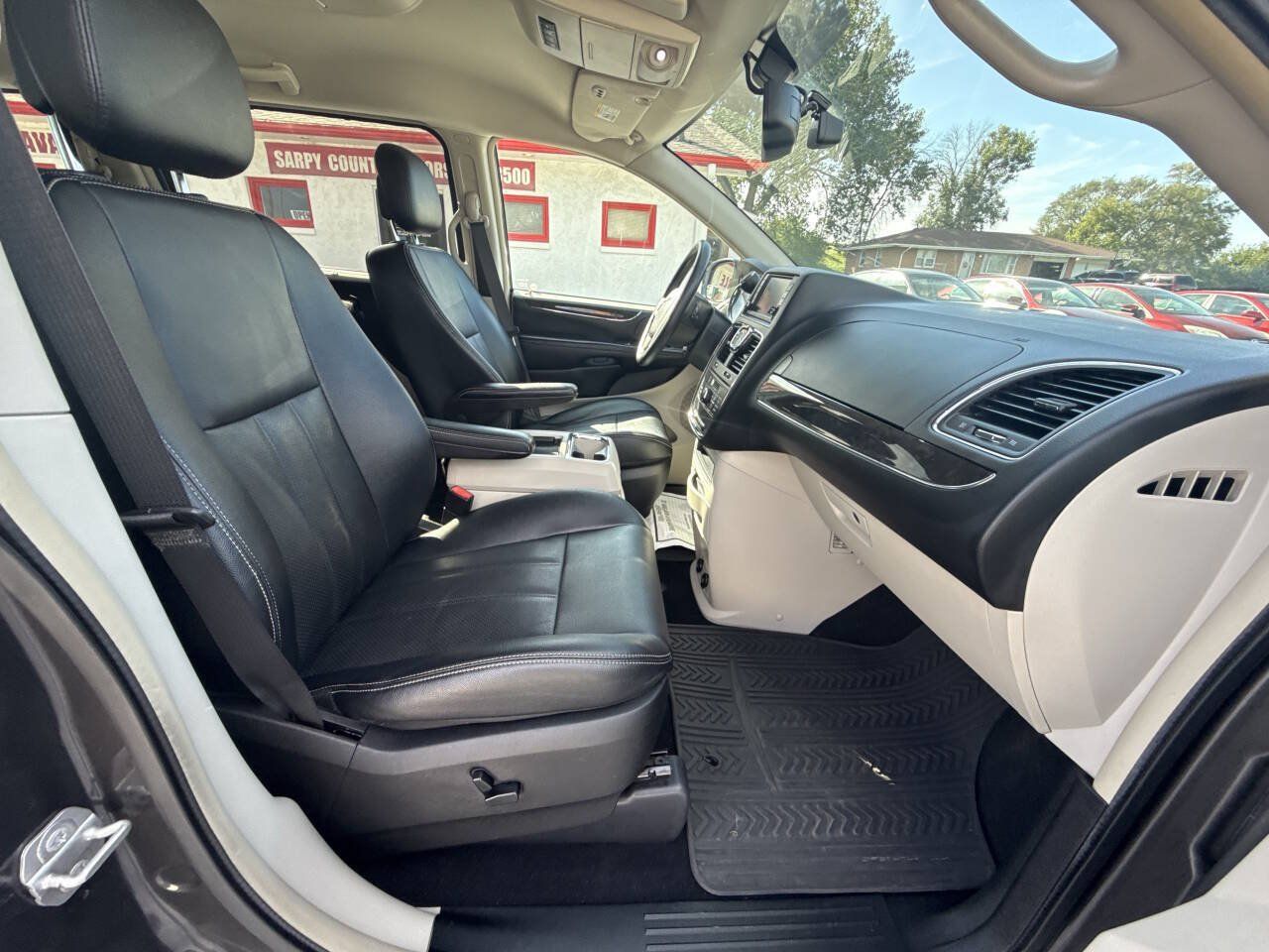 Used 2016 Chrysler Town & Country Touring-L w/ Driver Convenience Group FWD image 14