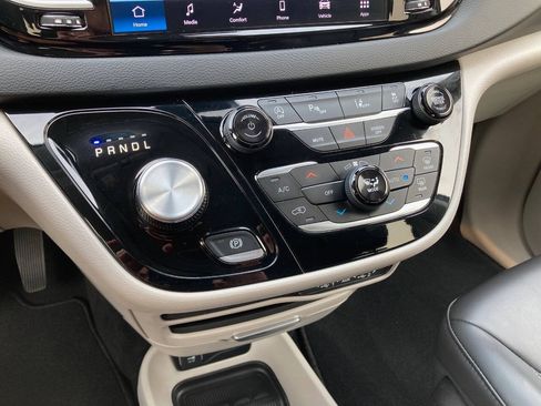 Used 2023 Chrysler Pacifica Touring-L FWD image 31