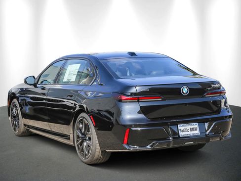 Used 2025 BMW 750e xDrive w/ Premium Package image 4