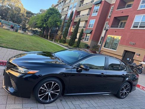 Used 2018 Toyota Camry SE FWD image 5