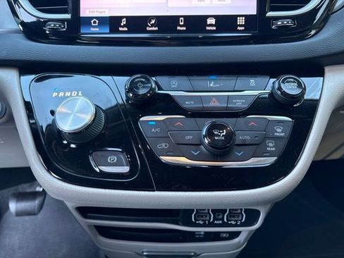 Used 2022 Chrysler Pacifica Touring-L FWD image 9