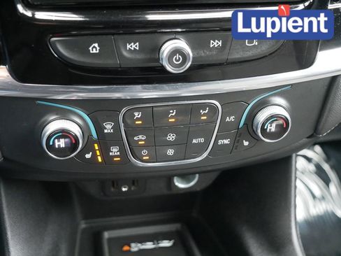 Used 2023 Chevrolet Traverse LT image 20