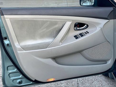 Used 2010 Toyota Camry LE image 25