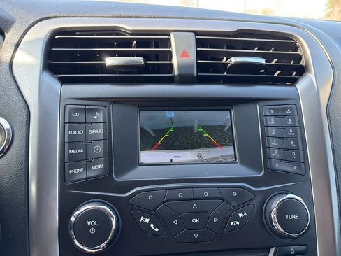 Used 2017 Ford Fusion SE FWD image 16