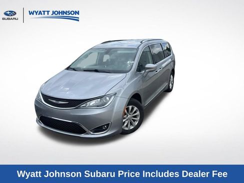 Used 2019 Chrysler Pacifica Touring-L FWD image 1