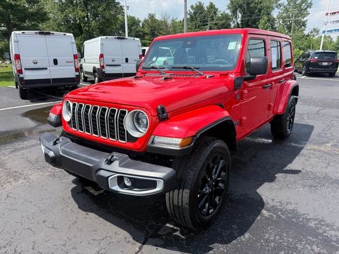 Used 2025 Jeep Wrangler Unlimited Sahara w/ Safety Group AWD/4WD image 8