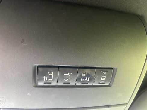 Used 2018 Dodge Grand Caravan SXT w/ Driver Convenience Group FWD image 13