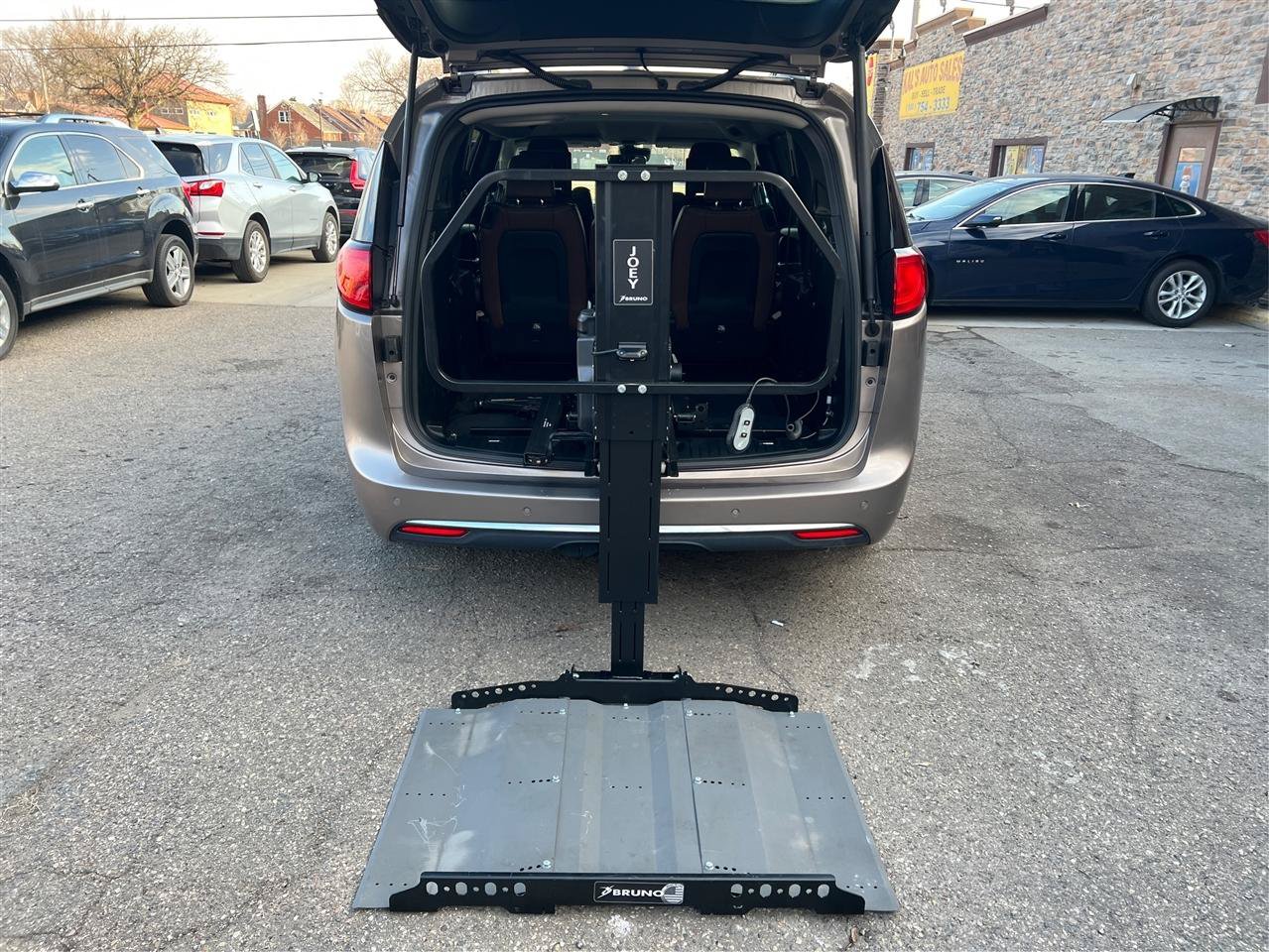 Used 2018 Chrysler Pacifica Limited FWD image 21