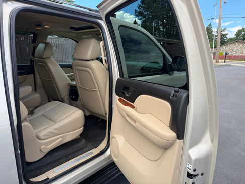 Used 2007 Chevrolet Suburban LTZ w/ LTZ Preferred Equipment Group AWD/4WD image 13