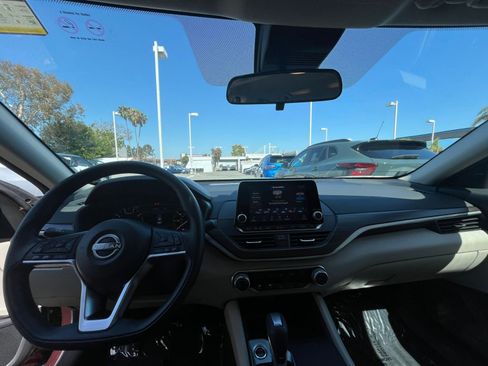 Used 2025 Nissan Altima 2.5 SV FWD image 34