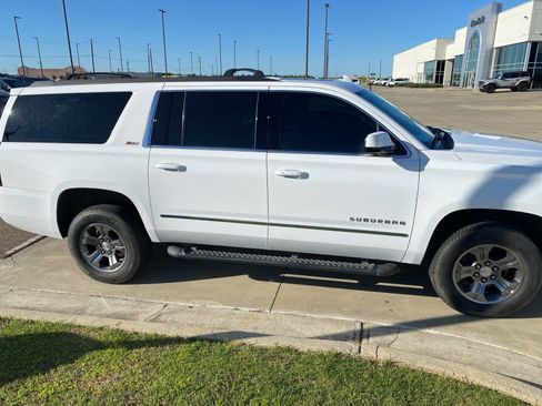 Used 2020 Chevrolet Suburban LT image 4