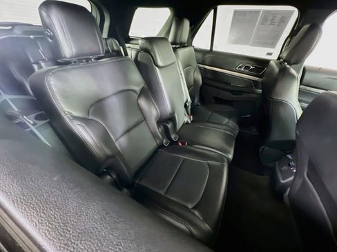 Used 2018 Ford Explorer XLT w/ Equipment Group 202A AWD/4WD image 26