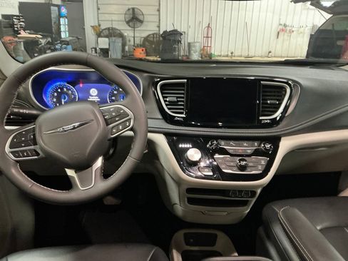 Used 2023 Chrysler Pacifica Touring-L image 18