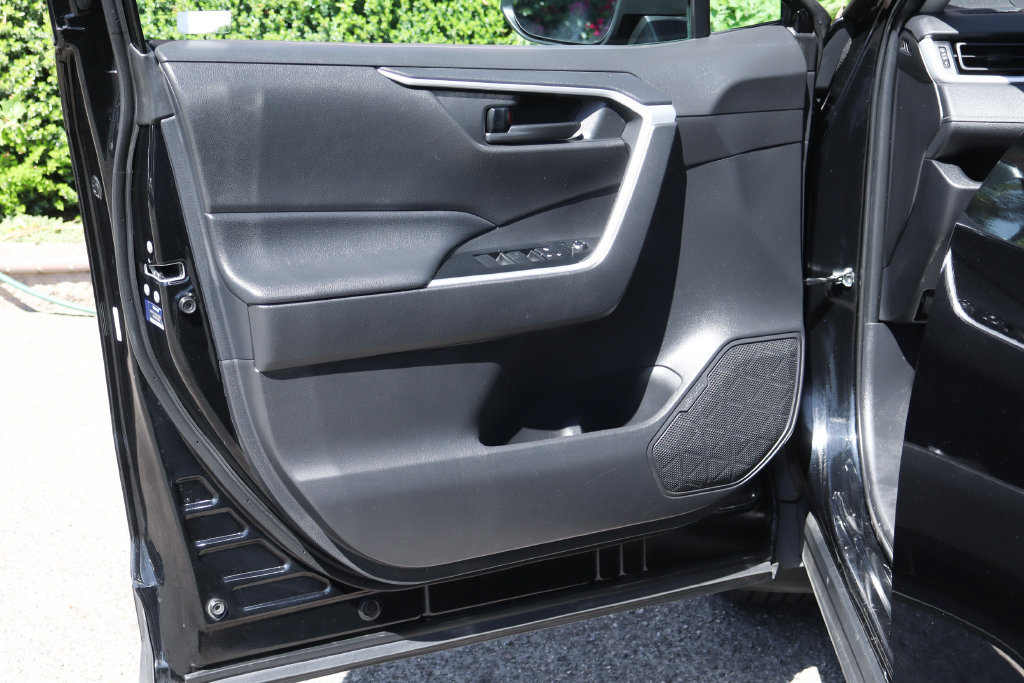 Used 2021 Toyota RAV4 LE w/ Carpet Mat Package (TMS) AWD/4WD image 17