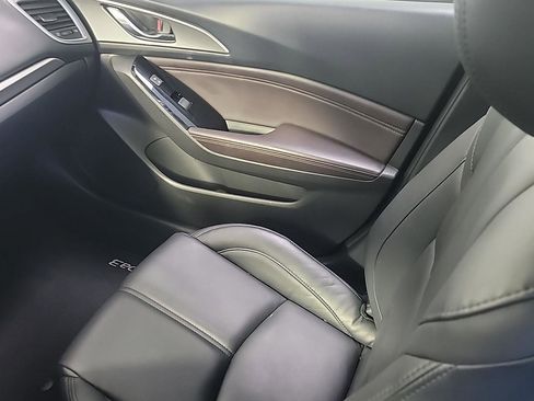 Used 2018 MAZDA MAZDA3 Touring FWD image 21