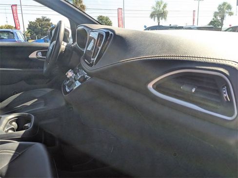 Used 2023 Chrysler Pacifica Touring-L w/ S Appearance Package image 32