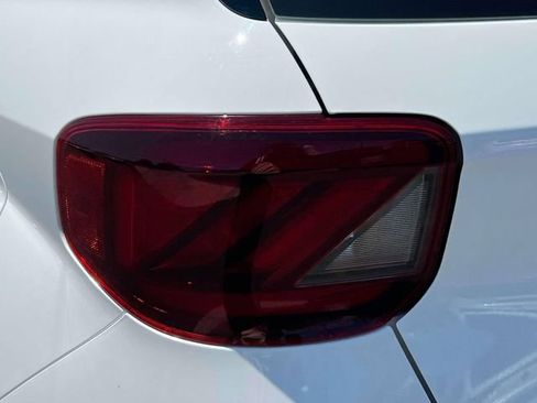 Used 2025 Hyundai Venue Limited FWD image 17