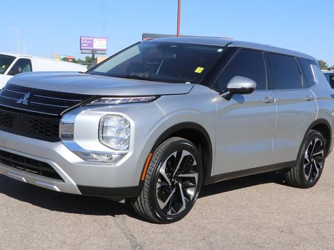 Used 2023 Mitsubishi Outlander SE FWD image 3