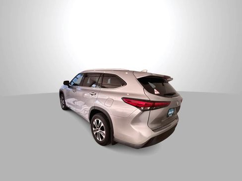 Used 2022 Toyota Highlander XLE AWD/4WD image 6