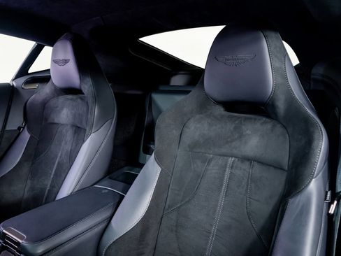 Used 2025 Aston Martin V8 Vantage Coupe image 31