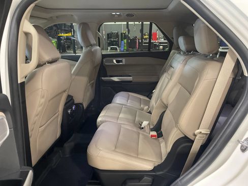 Used 2021 Ford Explorer Limited w/ Equipment Group 301A AWD/4WD image 14