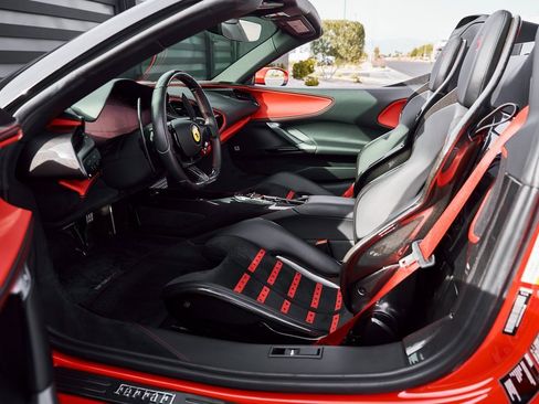 Used 2022 Ferrari SF90 Spider image 39