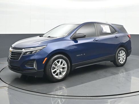 Used 2022 Chevrolet Equinox LS w/ LS Convenience Package image 2