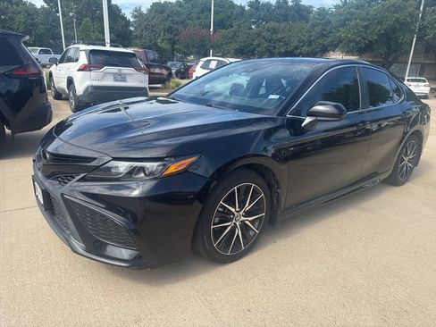 Used 2021 Toyota Camry SE FWD image 1