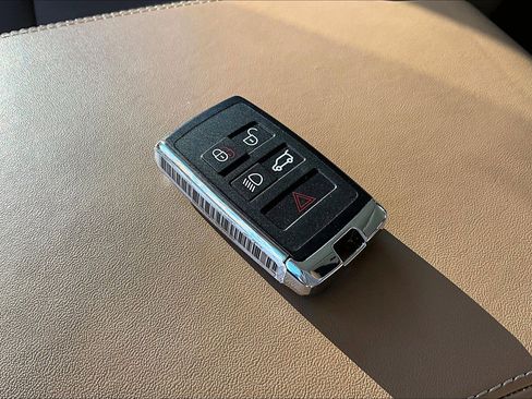 Used 2025 Land Rover Defender 110 S image 10